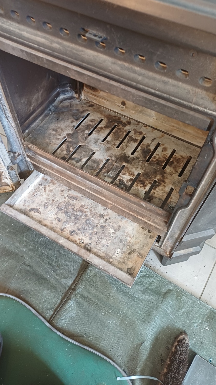 Grille et tiroir à cendres après ramonage