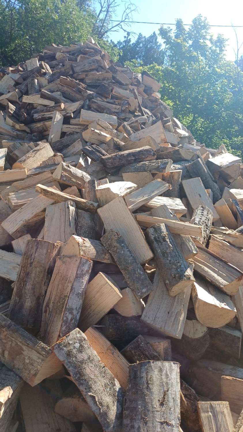 Pyramide de bois de chauffage chêne fendu