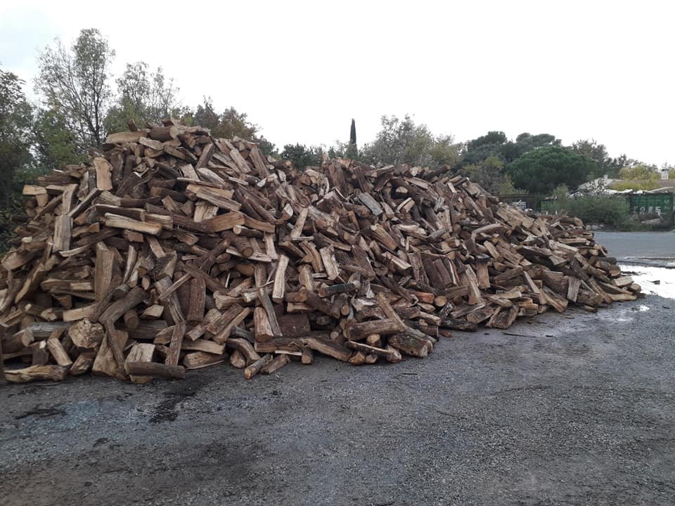 Stères de bois empilés à Istres